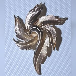 * Vintage signed Crown Trifari Gold Tone Leaf Feather Swirl Pin Brooch